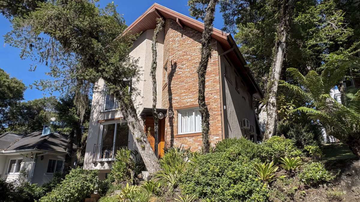  - Casa em condomínio no Centro de Canela com 2 suítes, 200,10 m² e terreno de 400 m²